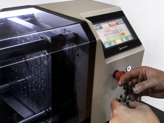 M1-Pro mini enjeksiyon makinesi yan görünüm